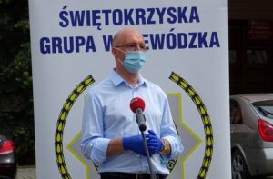 23.05.2020 Opatów. Przekazanie środków ochrony osobistej oraz kamizelek odblaskowych instytucjom z terenu powiatu. Na zdjęciu: wiceminister Piotr Wawrzyk / Emilia Sitarska / Radio Kielce