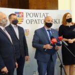 Na zdjęciu od lewej: Andrzej Gajek i Krzysztof Hajdukiewicz - członkowie zarządu powiatu opatowskiego, Tomasz Staniek - starosta opatowski, Małgorzata Jalowska - wicestarosta. / Emilia Sitarska / Radio Kielce