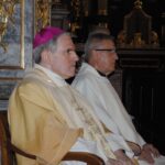 03.05.2020. Sandomierz.  Obchody rocznicy uchwalenia Konstytucji 3 Maja. Na zdjęciu (od lewej): biskup Krzysztof Nitkiewicz i ks. Zygmunt Gil - proboszcz parafii katedralnej / Grażyna Szlęzak-Wójcik / Radio Kielce