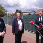 27.05.2020 Ostrowiec Św. Od lewej Jarosław Górczyński - prezydent Ostrowca Św., Marzena Dębniak - starosta ostrowiecki i Andrzej Jabłoński - wicestarosta ostrowiecki / Emilia Sitarska / Radio Kielce