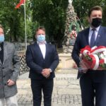 08.05.2020. Sandomierz. Uroczystości z okazji 75. rocznicy zakończenia II wojny światowej. Na zdjęciu (od lewej): Andrzej Bolewski, Jerzy Żyła - miejscy radni, Marcin Marzec -  burmistrz Sandomierza / Grażyna-Szlęzak-Wójcik / Radio Kielce