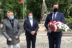 08.05.2020. Sandomierz. Uroczystości z okazji 75. rocznicy zakończenia II wojny światowej. Na zdjęciu (od lewej): Andrzej Bolewski, Jerzy Żyła - miejscy radni, Marcin Marzec - burmistrz Sandomierza / Grażyna-Szlęzak-Wójcik / Radio Kielce