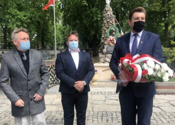 08.05.2020. Sandomierz. Uroczystości z okazji 75. rocznicy zakończenia II wojny światowej. Na zdjęciu (od lewej): Andrzej Bolewski, Jerzy Żyła - miejscy radni, Marcin Marzec -  burmistrz Sandomierza / Grażyna-Szlęzak-Wójcik / Radio Kielce