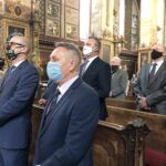 17.05.2020. Sandomierz. Msza święta z okazji setnej rocznicy urodzin św. Jana Pawła II. Na zdjęciu (od lewej): Paweł Niedźwiedź - wiceburmistrz Sandomierza, Andrzej Bolewski - radny, Marcin Piwnik - starosta sandomierski, Wojciech Dzieciuch - wicestarosta sanomierski / Grażyna-Szlęzak-Wójcik