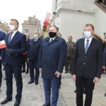 03.05.2020. Sandomierz. Wspólne śpiewanie hymnu. Na zdjęciu (od lewej):  Paweł Niedźwiedź -  wiceburmistrz Sandomierza, Marcin Piwnik - starosta sandomierski, poseł Marek Kwitek, Waldemar Maruszczak, Anna Glibowska - radni powiatowi / Grażyna-Szlęzak-Wójcik / Radio Kielce