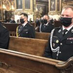 10.05.2020. Sandomierz. Msza święta w intencji strażaków i pracowników służby pożarniczej. Na zdjęciu (od lewej): Piotr Krytusa - komendant powiatowy PSP w Sandomierzu, Andrzej Włodarczyk - zastępca komendanta, Waldemar Maruszczak - wiceprezes zarządu powiatowego OSP w Sandomierzu / Grażyna Szlęzak-Wójcik / Radio Kielce