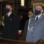 03.05.2020. Sandomierz.  Obchody rocznicy uchwalenia Konstytucji 3 Maja. Na zdjęciu (od lewej): Piotr Krytusa - komendant powiatowy PSP w Sandomierzu, Janusz Jakubowski - prezes oddziału AK i Ryszard Komański - komendant powiatowy policji w Sandomierzu / Grażyna Szlęzak-Wójcik / Radio Kielce