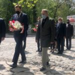 08.05.2020. Sandomierz. Uroczystości z okazji 75. rocznicy zakończenia II  wojny światowej. Na zdjęciu (od lewej): Jerzy Żyła -  radny, Marcin Marzec - burmistrz Sandomierza, Andrzej Bolewski - radny / Grażyna-Szlęzak-Wójcik / Radio Kielce