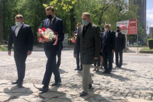 08.05.2020. Sandomierz. Uroczystości z okazji 75. rocznicy zakończenia II wojny światowej. Na zdjęciu (od lewej): Jerzy Żyła - radny, Marcin Marzec - burmistrz Sandomierza, Andrzej Bolewski - radny / Grażyna-Szlęzak-Wójcik / Radio Kielce