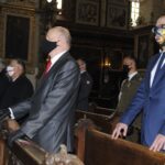 03.05.2020. Sandomierz.  Obchody rocznicy uchwalenia Konstytucji 3 Maja. Na zdjęciu (od lewej): Wojciech Dzieciuch - wicestarosta sandomierski i Paweł Niedźwiedź - zastępca burmistrza Sandomierza / Grażyna Szlęzak-Wójcik / Radio Kielce