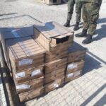 16.05.2020. Materiały dotyczące życia w czasie pandemii koronawirusa. Żołnierze sandomierskiego 102 batalionu lekkiej piechoty wchodzącego w skład 10 Świętokrzyskiej Brygady Obrony Terytorialnej przekazują karmę dla psów / Joanna Sarwa