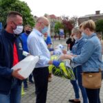 23.05.2020 Opatów. Przekazanie środków ochrony osobistej oraz kamizelek odblaskowych instytucjom z terenu powiatu. Na zdjęciu (od lewej): Paweł Faryna - starosta jędrzejowski, wiceminister Piotr Wawrzyk, wicemarszałek Marek Bogusławski, Ewa Fiszczuk - SOSW w Dębnie i Zofia Zając - SOSW w Dębnie / Emilia Sitarska / Radio Kielce