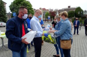 23.05.2020 Opatów. Przekazanie środków ochrony osobistej oraz kamizelek odblaskowych instytucjom z terenu powiatu. Na zdjęciu (od lewej): Paweł Faryna - starosta jędrzejowski, wiceminister Piotr Wawrzyk, wicemarszałek Marek Bogusławski, Ewa Fiszczuk - SOSW w Dębnie i Zofia Zając - SOSW w Dębnie / Emilia Sitarska / Radio Kielce