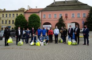 23.05.2020 Opatów. Przekazanie środków ochrony osobistej oraz kamizelek odblaskowych instytucjom z terenu powiatu / Emilia Sitarska / Radio Kielce