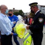 23.05.2020 Opatów. Przekazanie środków ochrony osobistej oraz kamizelek odblaskowych instytucjom z terenu powiatu. Na zdjęciu (od lewej): wiceminister Piotr Wawrzyk i Jerzy Potocki – komendant Straży Miejskiej w Opatowie / Emilia Sitarska / Radio Kielce