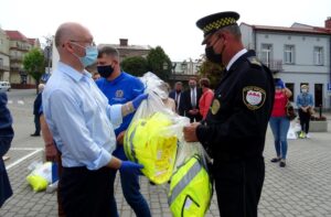 23.05.2020 Opatów. Przekazanie środków ochrony osobistej oraz kamizelek odblaskowych instytucjom z terenu powiatu. Na zdjęciu (od lewej): wiceminister Piotr Wawrzyk i Jerzy Potocki – komendant Straży Miejskiej w Opatowie / Emilia Sitarska / Radio Kielce