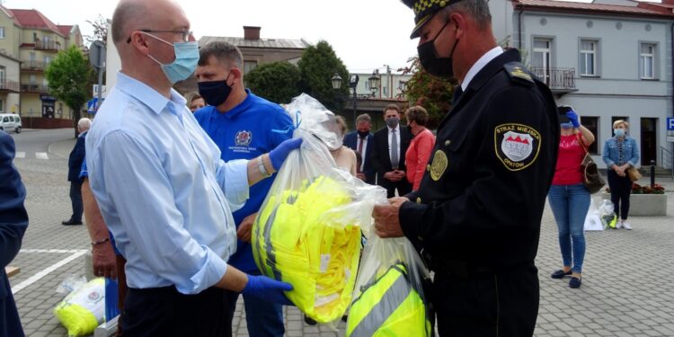 23.05.2020 Opatów. Przekazanie środków ochrony osobistej oraz kamizelek odblaskowych instytucjom z terenu powiatu. Na zdjęciu (od lewej): wiceminister Piotr Wawrzyk i Jerzy Potocki – komendant Straży Miejskiej w Opatowie / Emilia Sitarska / Radio Kielce