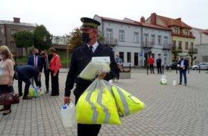 23.05.2020 Opatów. Przekazanie środków ochrony osobistej oraz kamizelek odblaskowych instytucjom z terenu powiatu. Na zdjęciu: Jerzy Potocki – komendant Straży Miejskiej w Opatowie / Emilia Sitarska / Radio Kielce