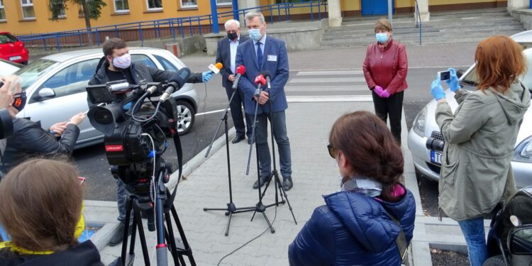 04.05.2020. Ostrowiec Św. Konferencja dyrekcji szpitala dotycząca sytuacji w stacji dializ / Emilia Sitarska / Radio Kielce