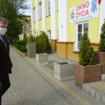 Ostrowiec Św. Przekazanie płynów do dezynfekcji do Domu Ulgi w Cierpieniu imienia św. Jana Pawła II. Na zdjęciu: senator Jarosław Rusiecki / Emilia Sitarska / Radio Kielce