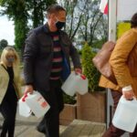 Ostrowiec Św. Przekazanie płynów do dezynfekcji do Domu Ulgi w Cierpieniu imienia św. Jana Pawła II / Emilia Sitarska / Radio Kielce