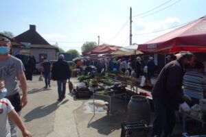 02.05.2020. Ostrowiec Świętokrzyski. Targowisko miejskie w czasie pandemii / Emilia Sitarska / Radio Kielce