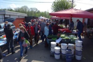 02.05.2020. Ostrowiec Świętokrzyski. Targowisko miejskie w czasie pandemii / Emilia Sitarska / Radio Kielce