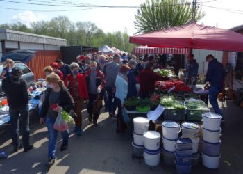 02.05.2020. Ostrowiec Świętokrzyski. Targowisko miejskie w czasie pandemii / Emilia Sitarska / Radio Kielce