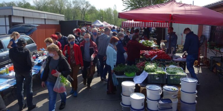 02.05.2020. Ostrowiec Świętokrzyski. Targowisko miejskie w czasie pandemii / Emilia Sitarska / Radio Kielce