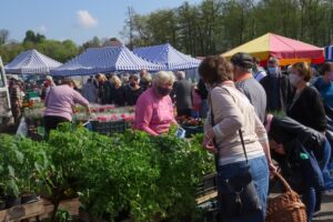 02.05.2020. Ostrowiec Świętokrzyski. Targowisko miejskie w czasie pandemii / Emilia Sitarska / Radio Kielce