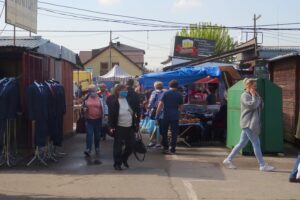 02.05.2020. Ostrowiec Świętokrzyski. Targowisko miejskie w czasie pandemii / Emilia Sitarska / Radio Kielce