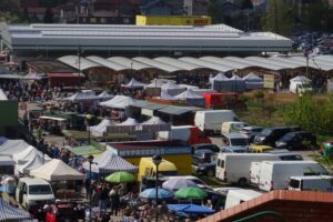 02.05.2020. Ostrowiec Świętokrzyski. Targowisko miejskie w czasie pandemii / Emilia Sitarska / Radio Kielce