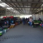 02.05.2020. Ostrowiec Świętokrzyski. Targowisko miejskie w czasie pandemii / Emilia Sitarska / Radio Kielce