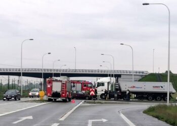26.05.2020 Ostrowiec. Wypadek na węźle Brezelia / Ratownictwo Powiatu Ostrowieckiego