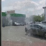 19.05.2020. Ostrowiec Św. Zniszczenia w oknach biura poselskiego / Emilia Sitarska / Radio Kielce