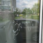 19.05.2020. Ostrowiec Św. Zniszczenia w oknach biura poselskiego / Emilia Sitarska / Radio Kielce