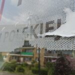 19.05.2020. Ostrowiec Św. Zniszczenia w oknach biura poselskiego / Emilia Sitarska / Radio Kielce