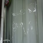 19.05.2020. Ostrowiec Św. Zniszczenia w oknach biura poselskiego / Emilia Sitarska / Radio Kielce