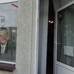 19.05.2020. Ostrowiec Św. Zniszczenia w oknach biura poselskiego / Emilia Sitarska / Radio Kielce