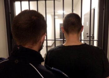 Skarżysko. Zatrzymany 26-letni mężczyzna, podejrzewany m.in. o kradzież samochodu / świętokrzyska policja