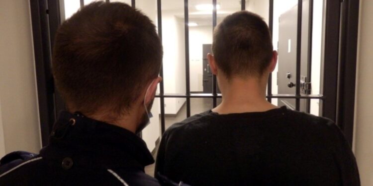Skarżysko. Zatrzymany 26-letni mężczyzna, podejrzewany m.in. o kradzież samochodu / świętokrzyska policja