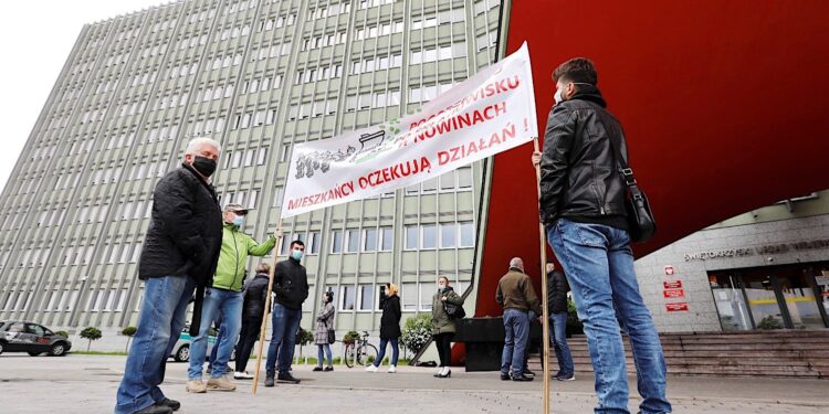 15.05.2020 Kielce. Protest przed Świętokrzyskim Urzędem Wojewódzkim. / Jarosław Kubalski / Radio Kielce