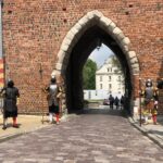 17.05.2020. Sandomierz. Starówka. Pikinierzy Chorągwi Rycerstwa Ziemi Sandomierskiej przy Bramie Opatowskiej / Grażyna-Szlęzak-Wójcik / Radio Kielce