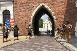 17.05.2020. Sandomierz. Starówka. Pikinierzy Chorągwi Rycerstwa Ziemi Sandomierskiej przy Bramie Opatowskiej / Grażyna-Szlęzak-Wójcik / Radio Kielce