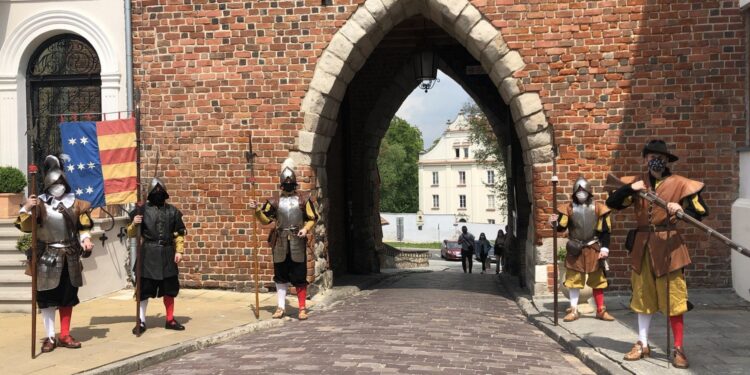 17.05.2020. Sandomierz. Starówka. Pikinierzy Chorągwi Rycerstwa Ziemi Sandomierskiej przy Bramie Opatowskiej / Grażyna-Szlęzak-Wójcik / Radio Kielce