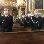 10.05.2020. Sandomierz. Msza święta w intencji strażaków i pracowników służby pożarniczej. Na zdjęciu: poczty sztandarowe Komendy Powiatowej PSP w Sandomierzu i jednostki Ochotniczej Straży Pożarnej  w Sulisławicach / Grażyna Szlęzak-Wójcik / Radio Kielce