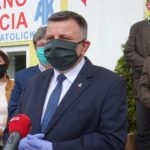 Ostrowiec Św. Przekazanie płynów do dezynfekcji do Domu Ulgi w Cierpieniu imienia św. Jana Pawła II. Na zdjęciu: poseł Andrzej Kryj / Emilia Sitarska / Radio Kielce