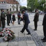 03.05.2020. Sandomierz. Obchody 229. rocznicy uchwalenia Konstytucji 3 Maja. Na zdjęciu: przedstawiciele Jednostki  Wojskowej i WKU w Sandomierzu / Grażyna-Szlęzak-Wójcik / Radio Kielce