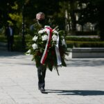 08.05.2020. Kielce. 75. rocznica zakończenia II wojny światowej. Zbigniew Koniusz - wojewoda świętokrzyski składa kwiaty pod pomnikiem Armii Krajowej na Skwerze im. Stefana Żeromskiego / Wiktor Taszłow / Radio Kielce
