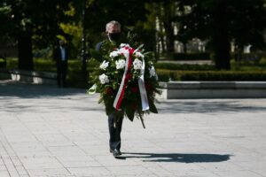 08.05.2020. Kielce. 75. rocznica zakończenia II wojny światowej. Zbigniew Koniusz - wojewoda świętokrzyski składa kwiaty pod pomnikiem Armii Krajowej na Skwerze im. Stefana Żeromskiego / Wiktor Taszłow / Radio Kielce